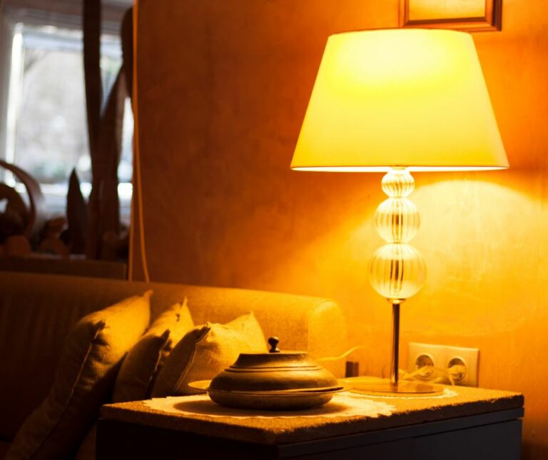 Abat-jour sur lampe dans une ambiance cosy d'un salon