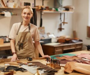 artisan d'art dans son atelier