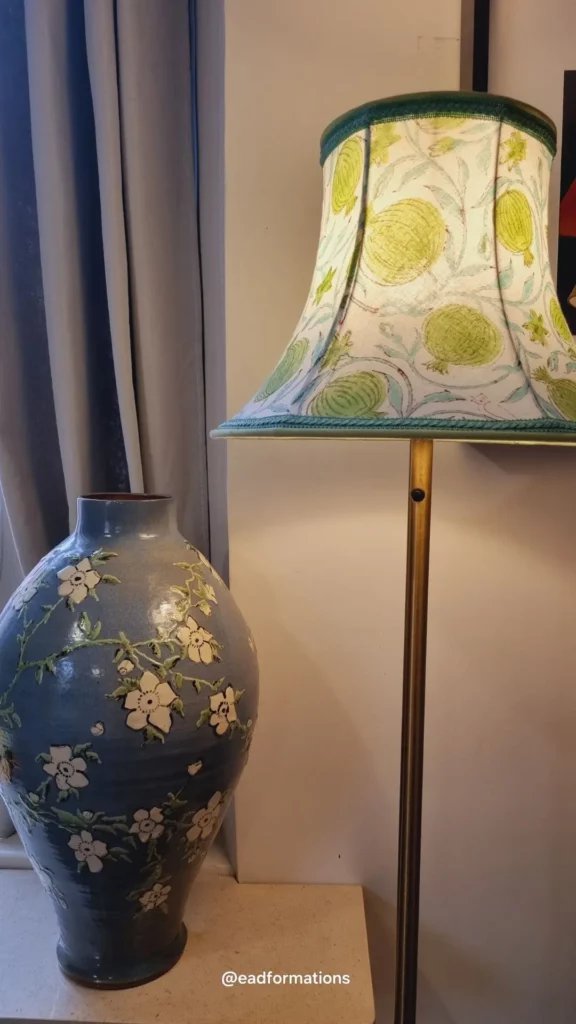 Abat-jour artisanal au tissu imprimé vert avec lampe électrifiée conforme aux normes CE, fabriqué en formation abat-jour et habilitation électrique BS-BE.
