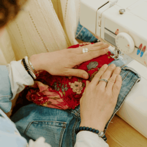Lire la suite à propos de l’article Tendances couture 2026 : matières futuristes, couleurs vives, silhouettes audacieuses