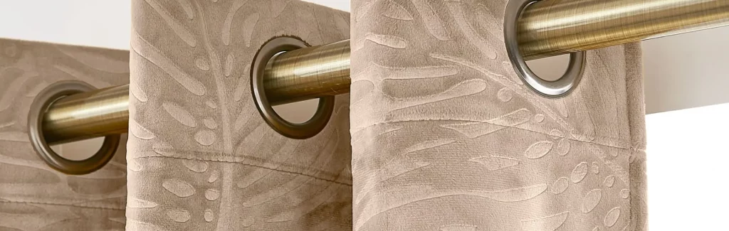 se former a la couture d’ammeublement savoir faire des rideaux Rideaux en tissu épais avec œillets métalliques, confectionnés sur mesure en couture d’ameublement.